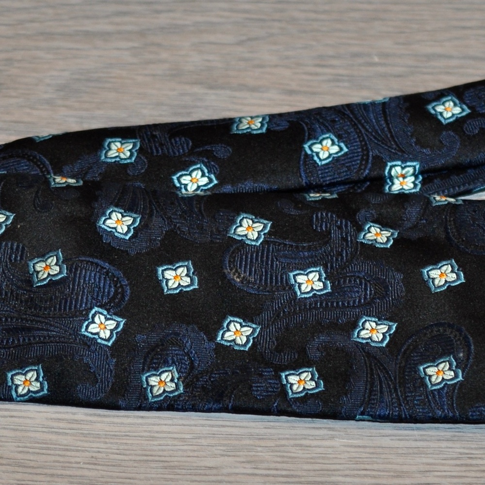 HUGO BOSS tie 100% Silk Made in Italy Couture designer Dark Blue